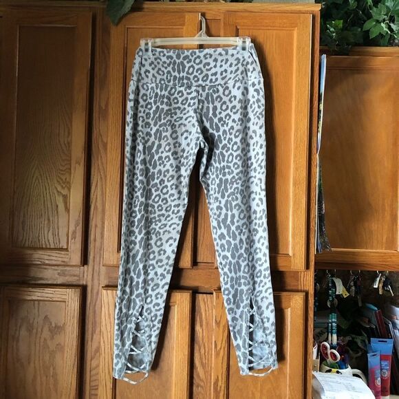 NWT Chaser Quadrablend Mob Wife Lace Up Back Leggings Animal Print Gray - M - Picture 5 of 11